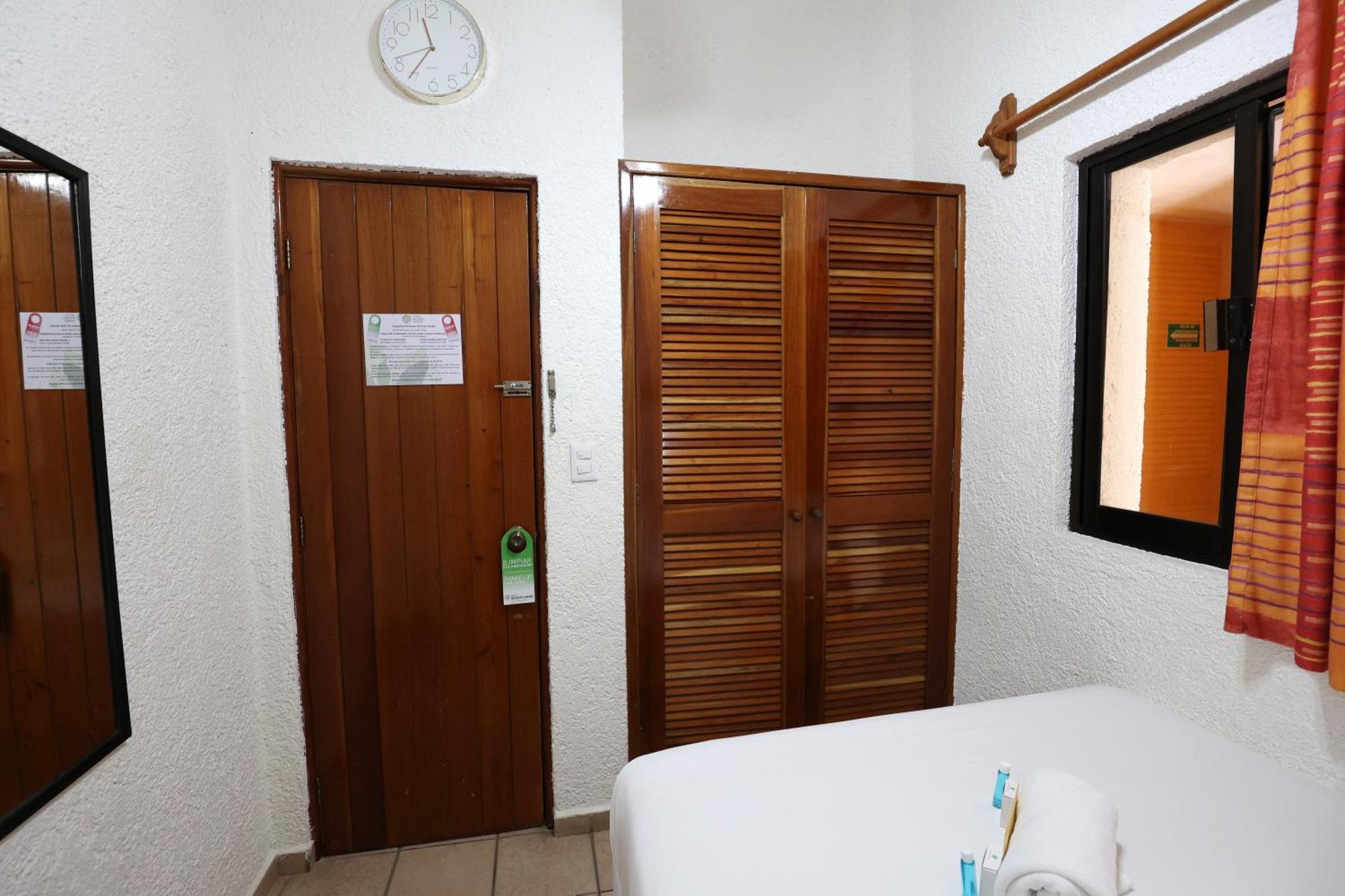 Hotel Bosque Caribe, 5Th Av. Zone بلايا ديل كارمن المظهر الخارجي الصورة